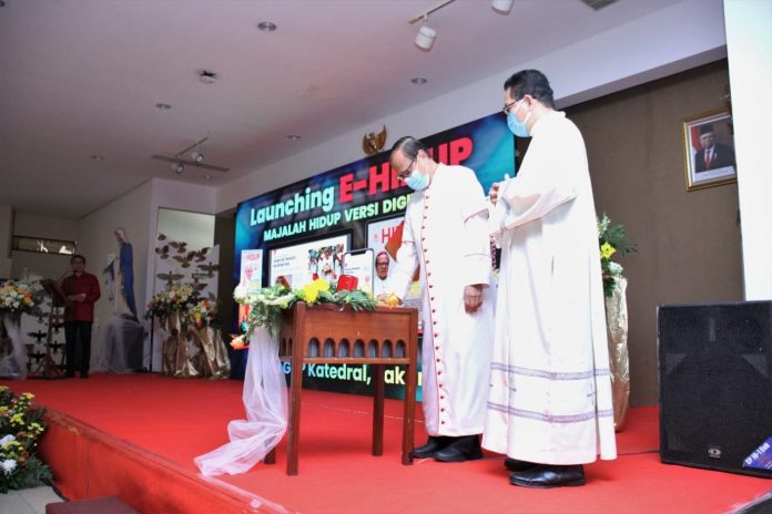 Uskup Keuskupan Agung Jakarta Ignatius Kardinal Suharyo menekan tombol guna menandai acara peluncuran E-Hidup -- format suguhan Majalah Hidup dalam format e-PDF. Pemred Majalah Hidup Romo Harry Sulistyo Pr ikut mendampingi Kardinal dalam seremoni acara simbolis peluncuran Majalah Hidup versi digital ini. (Redaksi Majalah Hidup)