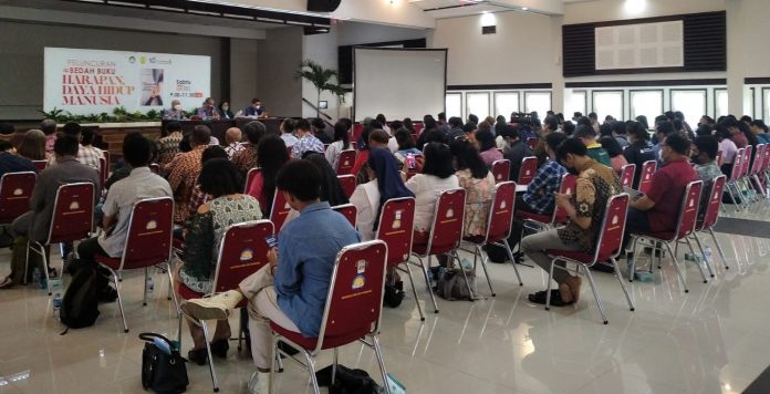 Suasana peluncuran dan bedah buku