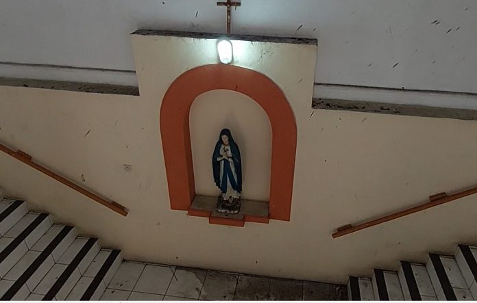 Bunda Maria bersaput debu tebal di bekas kompleks Seminari Menengah Stella Maris Bogor. (Mathias Hariyadi)