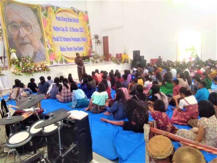 Parochus St. Yohanes Pembaptis Pakkat Pastor Nicodemus Ginting OFMCap sedang menyampaikan seminar "Keluarga Sumber Panggilan” di hadapan ratusan OMK Paroki Pakkat. di Wisma Katolik Paroki Pakkat, Minggu30 Oktober 2022. (Parulian Tinambunan)