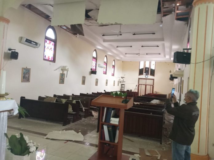 Kondisi kerusakan Gereja St. Petrus Cianjur, Keuskupan Bogor, Jabar, pasca gempa bumi skala 5,6 Richter, Senin 21 November 2022. (Supri/Gereja St. Petrus Cianjur)