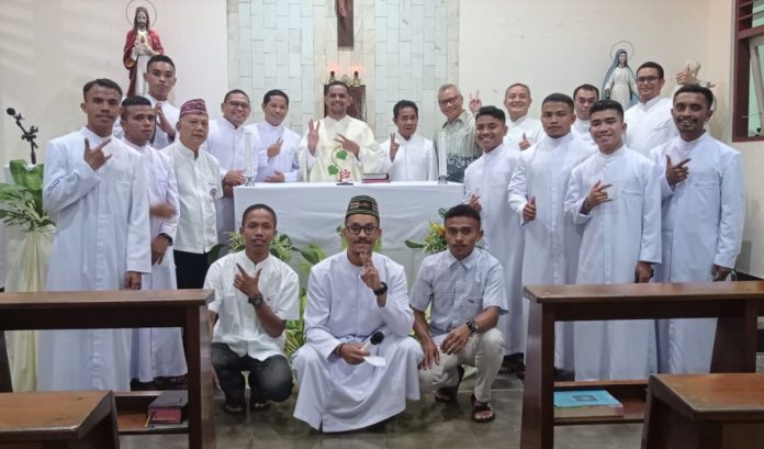 Sukacita para Bruder CSA saat merayakan 23 tahun kemandirian Kongregasi Para Bruder Santo Aloysius (CSA) di bawah reksa Keuskupan Agung Semarang. (Kongregasi Bruder CSA)