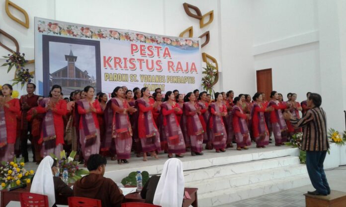 Salah satu peserta Lomba Koor pada kegiatan Pesta Kristus Raja se-Paroki Pakkat, bertempat di Wisma Katolik Paroki Pakkat, Minggu, 20 Nopember 2022. (Parulian Tinambunan)