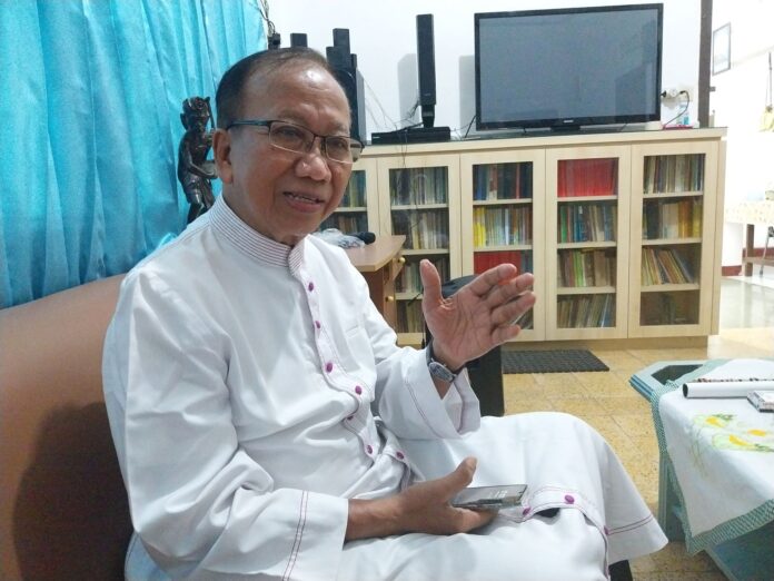 Mgr. Aloysius Sudarso SCJ saat ditemui Sesawi.Net di Rumah SCJ, 7 Desember 2022 untuk sebuah sesi wawancara jelang perayaan pesta emas imamatnya. (Sr. Fransiska Agustine FSGM)