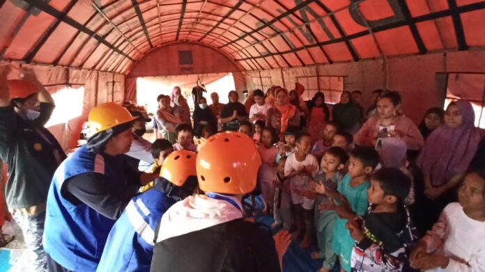 Para relawan alumni dan mahasiswa Unika Atma Jaya Jakarta di tenda darurat dalam gerak langkah pelayanan misi kemanusiaan untuk para korban gempa Cianjur. (Unika Atma Jaya Jakarta)