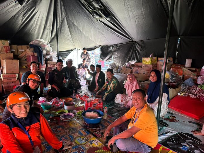 Segenap tenaga relawan dari sejumlah elemen organisasi di lingkungan Unika Atma Jaya Jakarta saat mengemban misi kemanusiaan untuk para korban gempa Cianjur mulai 21 November sampai 12 Desember 2022. (Perluni UAJ)