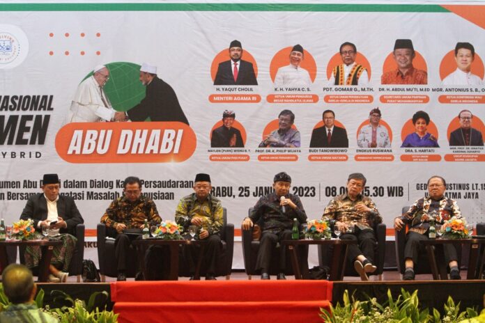 Seminar nasional yang dihadiri oleh sembilan pemuka agama dan wakil Kemenag RI di Unika Atma Jaya, 25 Februari 2023, tentang upaya membumikan semangat Dokumen Abu Dhabi 2019. Hasil seminar ini mengerucut pada dirilisnya "Deklarasi Atma Jaya" Januari 2023. (Unika Atma Jaya)