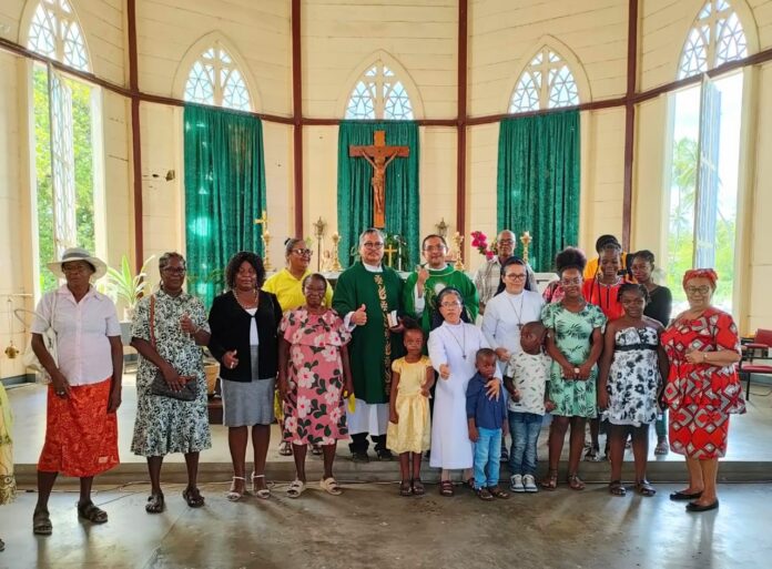 Romo Gading Sianipar Pr dari Keuskupan Agung Palembang dan Romo Agus dari Keuskupan Tanjungkarang yang sekarang berkarya sebagai tenaga misionaris di Suriname, Amerika Tengah. (Romo Gading Sianipar Pr)