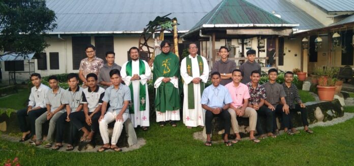 Ketiga imam Fransiskan Konventual bersama para Postulan usai mengikuti program studi Fransiskan di Biara Konventual Tiga Juhar, Sumut. (OFMConv)