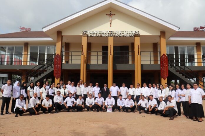 Kampus lembaga pendidikan tinggi bernama STAKat Negeri Pontianak. Ini merupakan lembaga perguruan tinggi