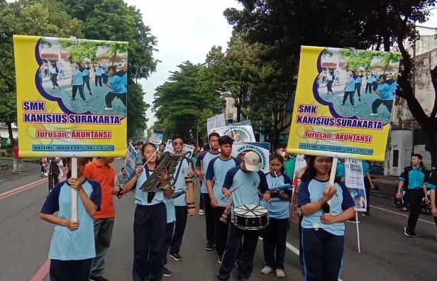 SMK Kanisius Surakarta ikut memeriahkan gelaran Parade Pendidkan Vokasional saat berlangsung Car Free Day Solo, Minggu 29 Januari 2023. (FX Juli Pramana)