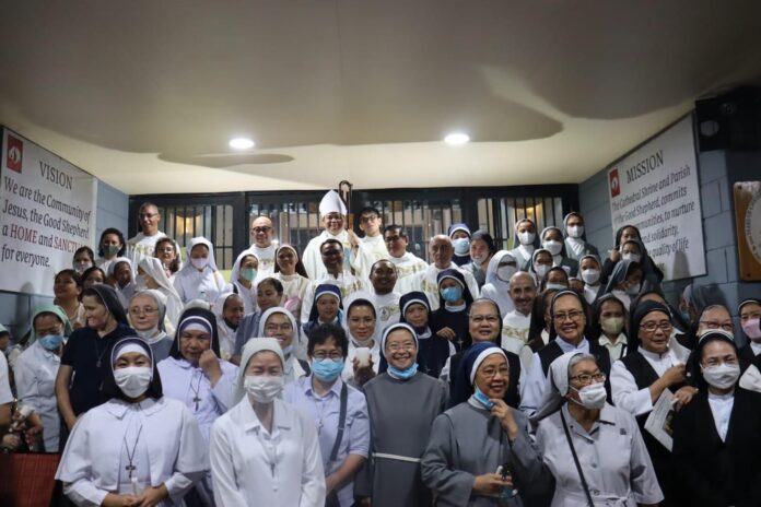 Kaum religius di Keuskupan Novaliches Filipinan usai mengikuti Perayaan Hari Hidup Bakti Sedunia. (Romo Tuan Kopong MSF)