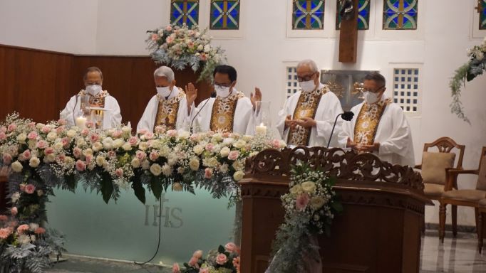 Pesta Emas 50 Tahun Imamat Romo FX Adisusanto SJ di Kapel Kolese Kanisius, Sabtu 11 Februari 2023. Ki-ka Romo BS Mardiatmadja SJ, Romo FX Adisusanto SJ, Romo Benny Hari Juliawan SJ, Romo Ismartono SJ, dan Romo Sarjumunarso SJ. (Mathias Hariyadi)