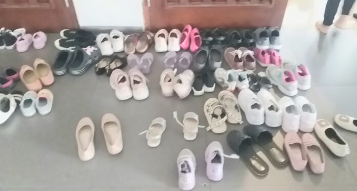 Sedari umur dini, anak-anak diajari tertib menaruh sepatu dan sandal setiap kali masuk ruangan. (FX Juli Pramana)