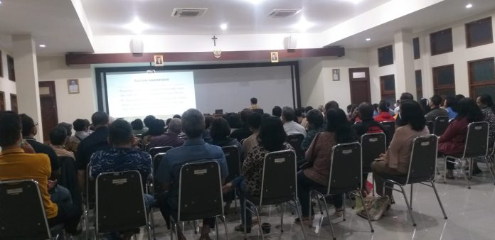 Umat Paroki Kleca di Solo belajar bersama mengenal Kitab Suci bersama Romo Bobby Steven Timmerman MSF. (FX Juli Pramana)