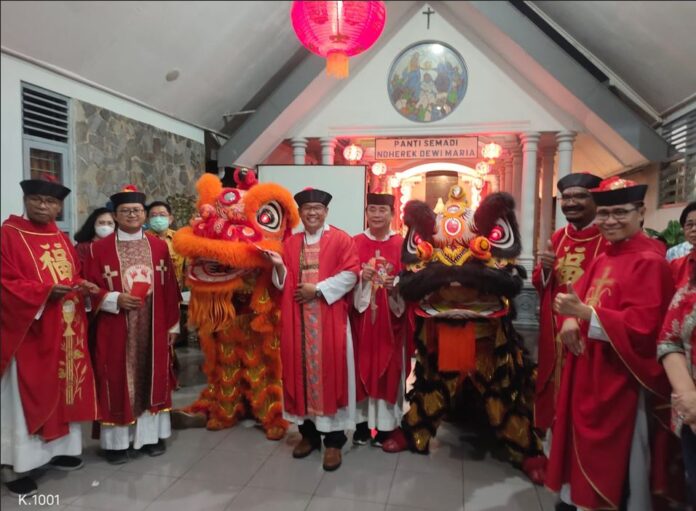Para pastor OMI bersama barongsai setelah merayakan Misa Imlek bersama Romo Niko Ola ,Romo Wahyu, Romo Damianus, Romo Nico.S, Romo Vinsent dan Provinsial OMI Romo Eko Saktio (OMI).jpg
