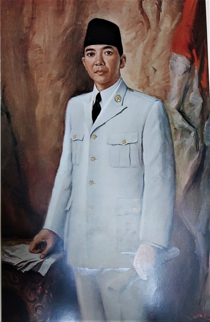 Romo G. Budi Subanar SJ Dapat Hadiah Buku tentang Koleksi Lukisan dan Patung Bung Karno. (Mathias Hariyadi)