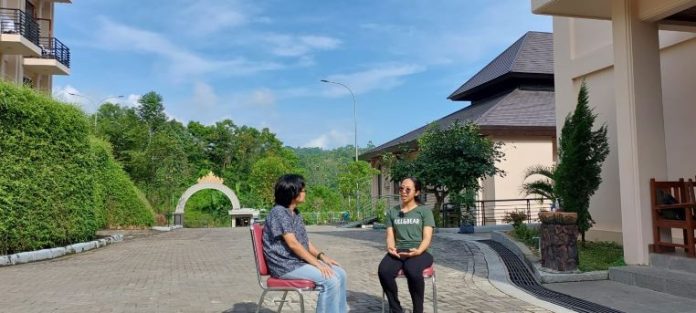 Program Bincang-bincang Panjang bersama Titch TV dengan Arum di Panti Wreda Griya Nugraha Tanjungkarang, Lampung. (Titch TV Mathias Hariyadi)