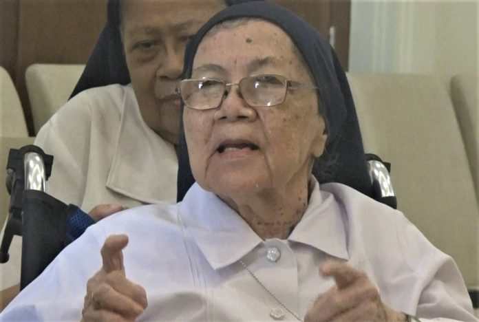 Sr. Annunciata Filon OSU (97) sigrak menyanyi lagu jamboree Pandu berjudul