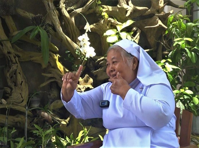 Sr. Maria HK (71) di Panti Wreda Griya Nugraha Lampung. Berkisah tentang pengalaman pergolakan batinnya ketika ingin menjadi Katolik dan masuk biara mendapat tentangan keras dari kedua orangtuanya.(Titch TV/Mathias Hariyadi)