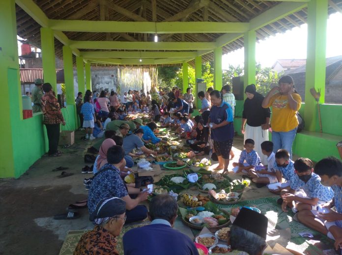 Kemeriahan tradisi kenduri nyadran dan sadranan di Mlese, Klaten, yang diikuti oleh murid TK-SD Kanisius Mlese dalam rangka mewujudkan model pendidikan kontekstual. (Tuti Ekowati)