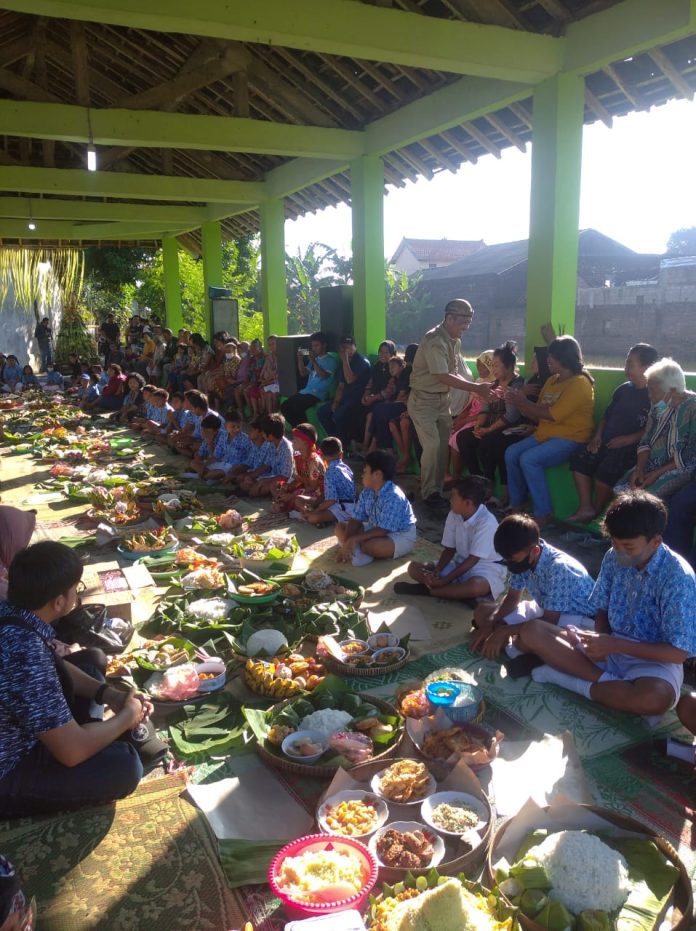 Murid TK-SD Kanisius Mlese di Klaten ikut berpartisipasi dalam kegiatan nyadran di kampung. Ini merupakan salah satu bentuk model pendidikan kontekstual lokal supaya mereka kenal dengan tradisi masyarakat gelar kendur, sadranan, nyadran, dan gunungan. (Tuti Ekowati)