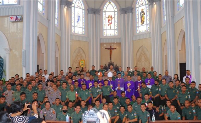 Kunjungan pastoral Uskup TNI-Polri Ignatius Kardinal Suharyo ke jajaran TNI-Polri Katolik yang berdinas di wilayah pastoral Keuskupan Sintang, Kalbar. (Ist)