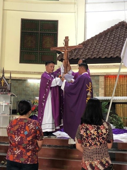 Vikjen Keuskupan Tanjung Selor di Provinsi Kaltara Romo Domi Paretta OMI memberkati Salib IYD Keuskupan Tanjung Selor (KTS) dalam sebuah perayaan ekaristi yang dihadiri segenap umat dan Ketua Komisi Kepemudaan KTS Romo Bernard Mboi Pr. (Komsos KTS)
