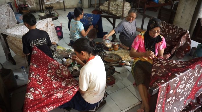 Rumah Produksi Batik Purnomo Lasem, dengan catatan prestasi karya selama 43 tahun. (Mathias Hariyadi)