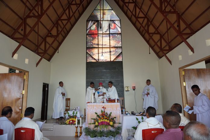 Uskup Keuskupan Larantuka Mgr. Fransiskus Kopong Kung bersama para imam memberkati fasilitas rohani di Bukit Doa, Pulau Lembata, NTT, 28 Februari 2023. Berupa kapel dan biara Kongregasi Suster-suster Jesus Maria Joseph (SJMJ). (Stefanus Budi Handoyo/Titch TV)
