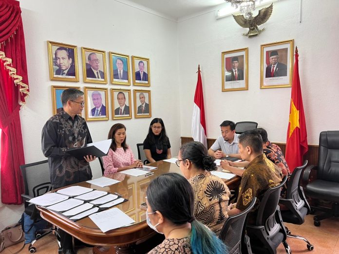 Suasana rapat pleno terbuka untuk rekapitulasi dan penetapan Daftar Pemilih Sementara Luar Negeri (DPSLN) Pemilu 2024, Ho Chi Minh City, Vietnam. (Romo Valentinus Robi Lesak SVD)