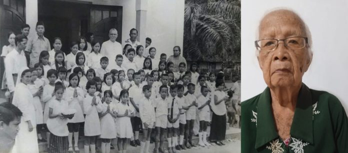 Guru Redemtha Wasitah (kanan) dan foto para murid SD Xaverius bersama uskup pertama Keuskupan Tanjungkarang Mgr. Albertus Hermelink Gentiaras SCJ. (Dok. FSGM)