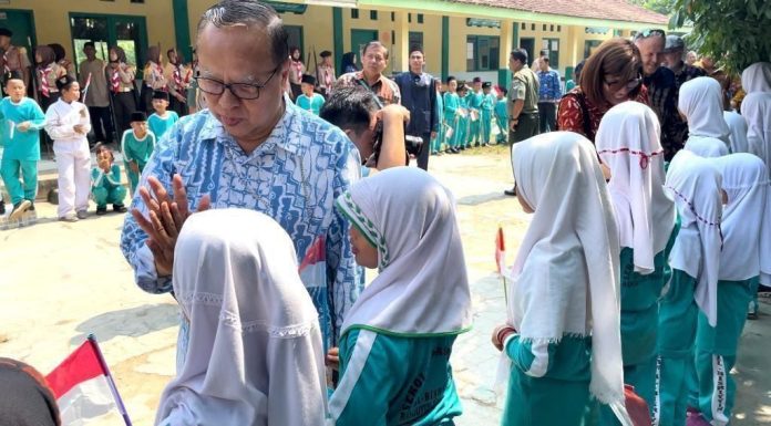 Uskup Keuskupan Agung Jakarta Ignatius Kardinal Suharyo dan Pemimpin Focolare Internasional Dr. Margaret Karram mendapat sambutan hangat di MTs Al Bisriyyin di Ranca Iyuk, Kecamatan Panongan, Kabupaten Tangerang, Banten. (Romo Felix Supranto SSCC)