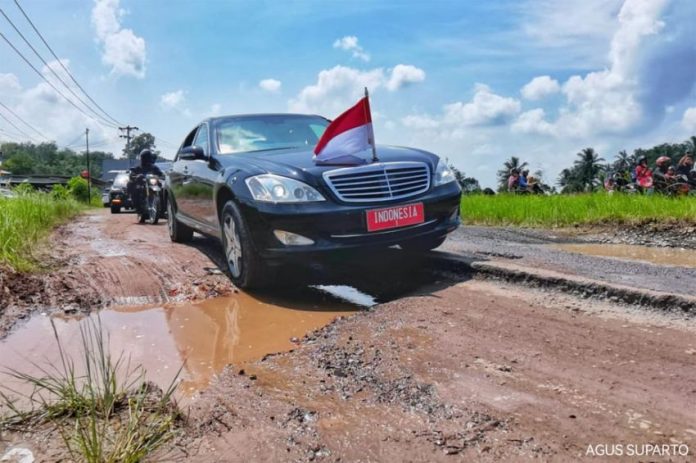 Ilustrasi Kondisi badan jalan rusak di wilayah Provinsi Lampung. (Ist)
