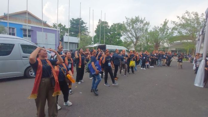 Kontingen IYD Keuskupan Agung Pontianak, Kalbar, tiba di Jakabaring, Palembang. (Romo Ferry SW)