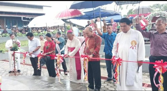 Uskup Mgr. Agustinus Agus berkati Taman Doa Ratu Para Malaikat di Gereja Salib Suci Paroki Ngabang, Kalbar. Peresmian taman doa ini dihadiri sejumlah pejabat. (Sr. Olymphia KFS)