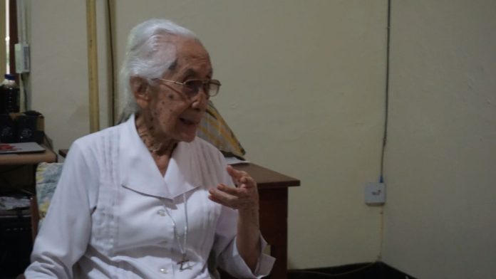 Sr. Aloysia BKK, suster pribumi pertama dan provinsial pribumi pertama Biarawati Karya Kesehatan (BKK). by Royani Ping.