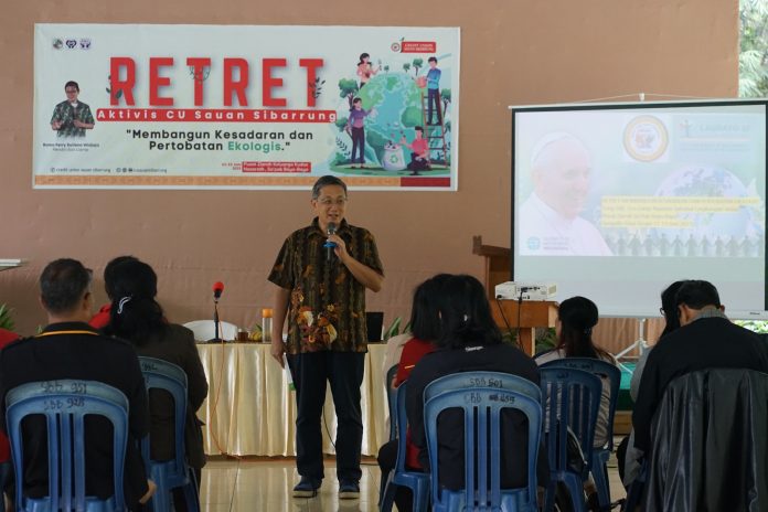 Penulis, Romo Ferry Sutrisna Widjaja Pr, memimpin program Retret Ekologis bersama para anggota CU di Tanah Toraja, Sulsel. (Dok. Romo Ferry SW)