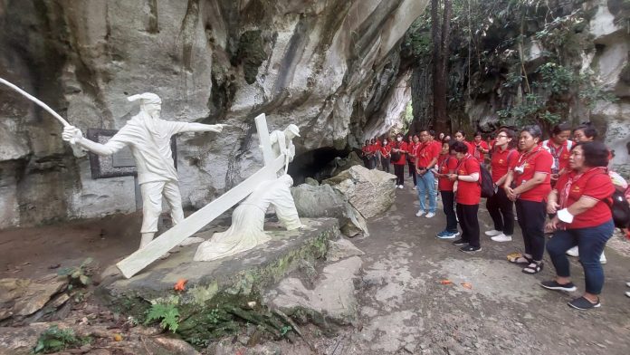 Retret Ekologis dengan prosesi Jalan Salib yang Tidak Biasa di Pusat Ziarah Keluarga Kudus Nazaret di Tana Toraja. (Romo Ferry SW)