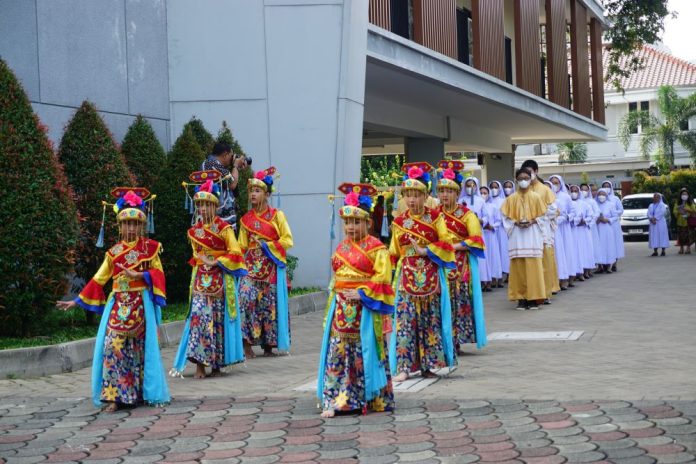Arak-arakan penari awali perayaan ekaristi syukur atas perjalanan 125 tahun karya misi Kongregasi SJMJ di Indonesia (Titch TV/Budi Handoyo)