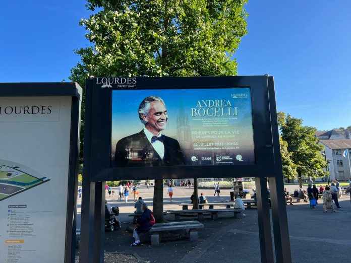Nonton Andrea Bocelli Konser di Pelataran Gua Maria Lourdes. (Frans Lautan)