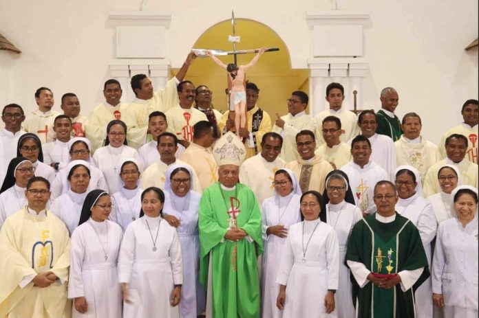 Para imam suster dan bruder asal Adonara ikut acara reunian di Adonara bersama Uskup Keuskupan Larantuka Mgr. Frans Kopong Kung. (Romo Yohanes Kopong MSF)