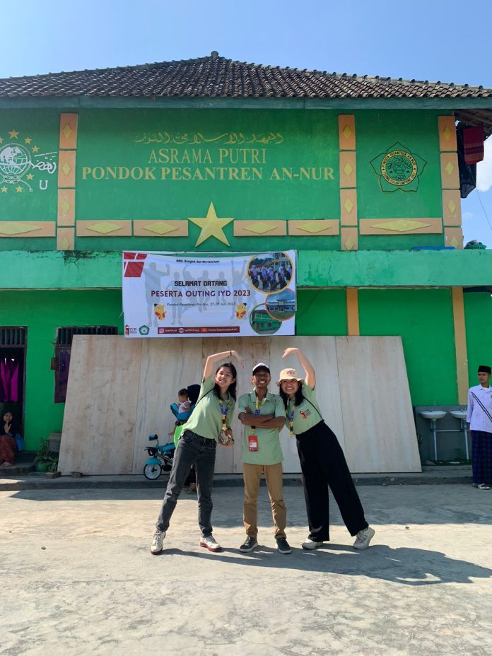 Bersama dua OMK lainnya, Grace Samodara anggota Kontingen OMK Keuskupan Agung Jakarta mengikuti program outreach dengan mengunjungi sebuah pesanntren di Kota Palembang. Program outreach ini merupakan agenda penting selama perhelatan IYD 2023 Palembang agar semua OMK semakin termovitasi mencintai Indonesia dengan segala keragamannya. (Dok. Grace Samodara) Description File URL: https://www.sesawi.net/wp-content/uploads/2023/07/WhatsApp-Image-2023-06-27-at-16.05.22.jpg Copy URL to clipboard Required fields are marked * Regenerate Thumbnails Regenerate Thumbnails Selected media actions