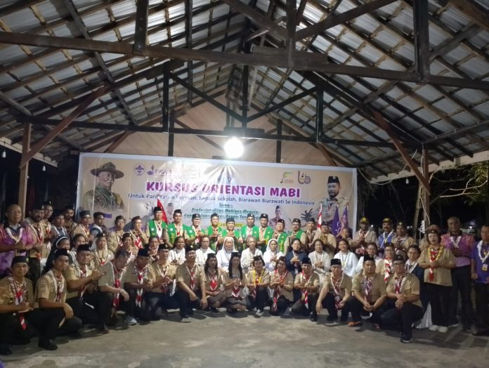 Para peserta Tim Kerja Kepramukaan Majelis Nasional Pendidikan Katolik (TKK MNPK) mengikuti program temu pramuka di Palangka Raya, Kalteng. Inilah foto penutupan Kursus Orientasi MABI. (Ist)