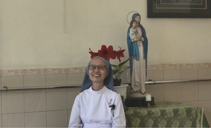 Sr. M. Theresiana AK (70) mendulang airmata ibunya dan membantu karya sosial Romo Chauvigny de Blot SJ di Asrama Mahasiswa Realino Yogyakarta. (Titch TV/Mathias Hariyadi)
