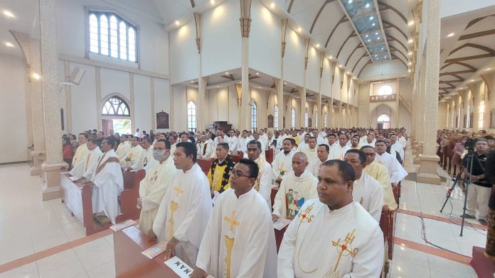 Para imam diosesan dari seluruh Indonesia menghadiri ekarisi penutupan Munas ke-14 UNIO Indonesia di Gereja St. Yosef Paroki Bajawa, Kabupaten Ngada, Flores, NTT. Uskup Keuskupan Agung Ende Mgr. Vincensius