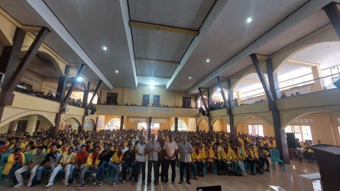 Bersama 500-an mahasiswa-mahasiswi Sekolah Tinggi Pastoral (STIPAR) Ende, Flores, NTT. (Dok. Romo Ferry)
