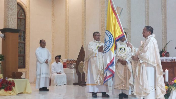 Romo Florens Maxi Un Bria Pr dari Keuskupan Agung Kupang menerima estafet kepemimpinan UNIO Indonesia dari pengurus lama. Bersama jajaran anggota pengurus, ia dilantik oleh Uskup Mgr. Vinsensius "Sensi" Potokota menjadi Ketua Pengurus UNIO Indonesia yang baru masa bakti 2023-2026. (Romo Ferry SW)