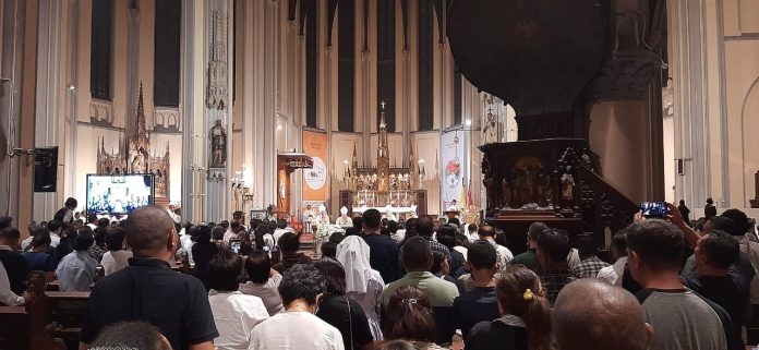 Uskup KAJ Kardinal Suharyo pimpin misa requiem untuk almarhum Mgr. Vincentius Sensi Potokota di Gereja Katedral Jakarta, Senin 20 November 2023. (Ping)