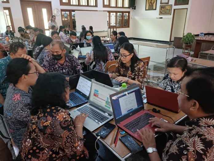 Guru Dampingi Murid dalam Pembelajaran menjadi tema bahasan dalam Lokakarya PPR Guru Kanisius Cabang Surakarta, November 2023 di Solo. (FX Juli Pramana)